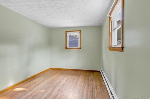 33 Ellis Rd, Enfield CT 06082-4426 exterior