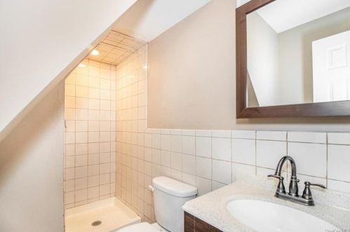 251 239 St, Bronx NY 10470-1811 exterior