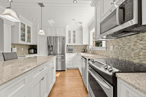 25 Bobwhite Dr, Norwalk CT 06851-2219 exterior