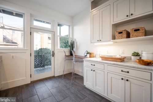 1302 Massachusetts Ave, Washington DC 20019-2941 exterior