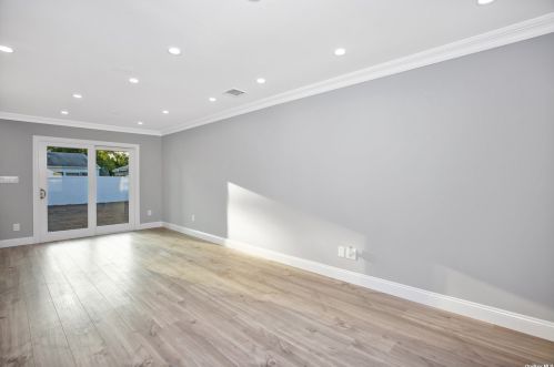 27 Larry Dr, Commack NY 11725-3327 exterior