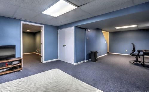 31 Lookout Hl Rd, Milford CT 06461-1878 exterior