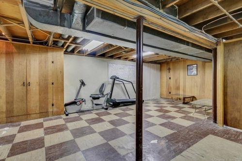 39 Caroline Dr, Milford CT 06461-2715 exterior