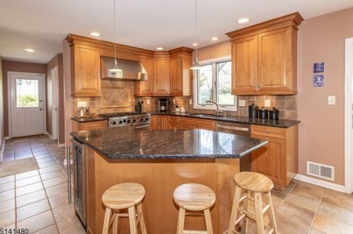 10 Greensview Dr, Scotch Plains NJ 07076-2708 exterior