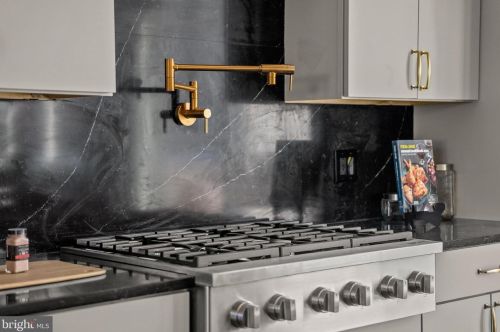 654 13 St, Philadelphia PA 19123-2427 exterior