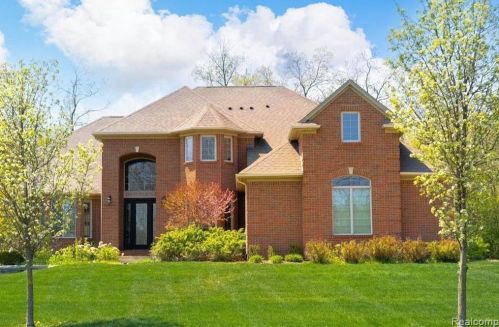 4906 Stonehenge Dr, Rochester, MI 48306-2601