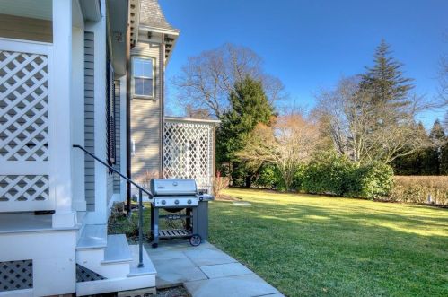 437 Bellevue Ave, Middletown RI 02840-4115 exterior