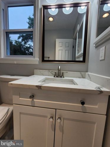 8124 Bonaire Ct, Silver Spring MD 20910-4663 exterior