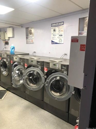 4320 Van Cortlandt Park, Bronx NY  10470-1952 exterior