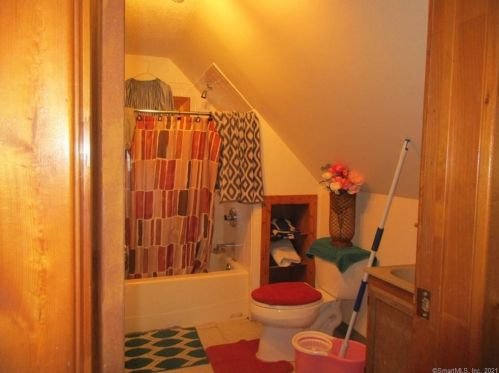 324 Oak Ave, Torrington CT 06790-6538 exterior