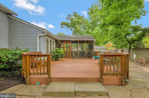 2105 Rampart Dr, Alexandria VA 22308-1537 exterior