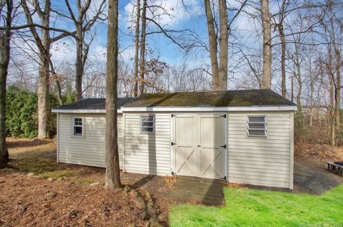 51 Berrios Hl Rd, Windsor CT 06095-1003 exterior