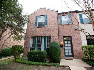 6534 Hills Dr, Austin TX  78731-4334 exterior