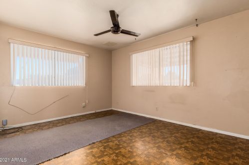 2902 Desert Cv Ave, Phoenix AZ 85028-3430 exterior