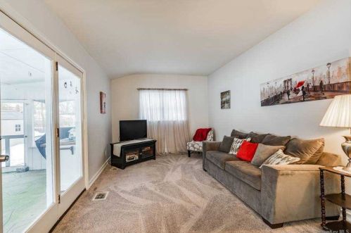 10 Pawnee Dr, Commack NY 11725-4210 exterior