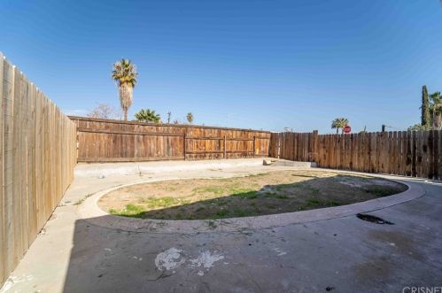 1437 Lake St, Bakersfield CA 93305-4841 exterior