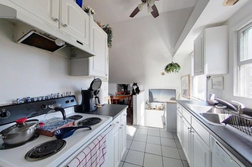 9 Lincoln St, Middletown RI 02840-2628 exterior