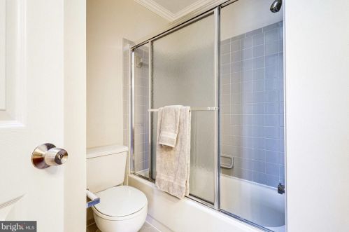 6026 Lands End Ln, Alexandria VA 22315-2669 exterior