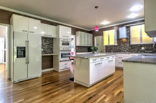 2 Dogwood Ln, Wallingford CT 06492-1953 exterior