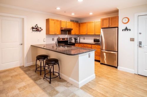 8 Crowninshield St, Peabody, MA 01960-8201