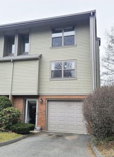 88 Metacomet Dr, Meriden, CT 06450-3581