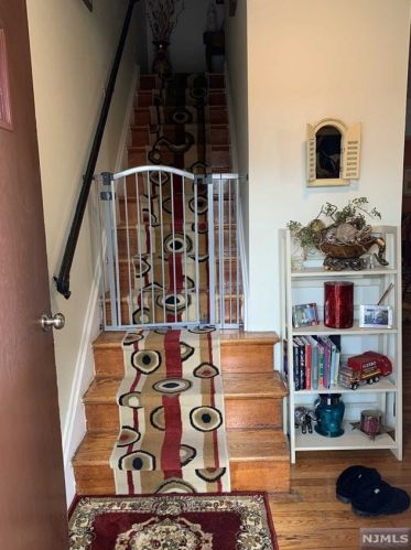 154 Cottage Pl, Fairview NJ  07022-1805 exterior