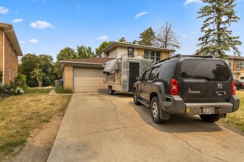 6587 73rd St, Milwaukee, WI 53223-6121