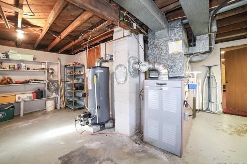 7 Curtis Ct, North Haven CT 06473-3921 exterior