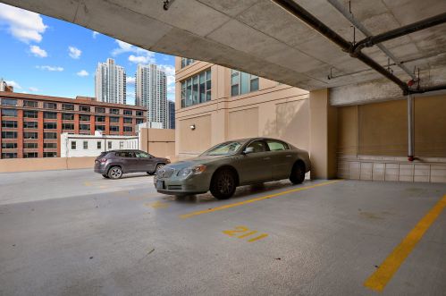 200 Jefferson St, Chicago IL  60661-5603 exterior