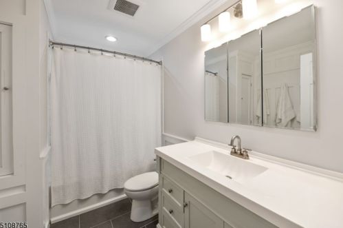 162 Bee Mdw Pkwy, Whippany NJ exterior