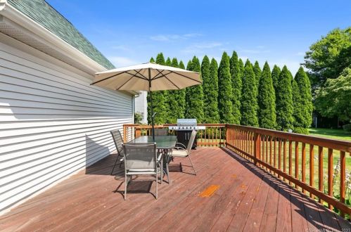 12 Canterbury Ln, Windsor CT 06095-2064 exterior