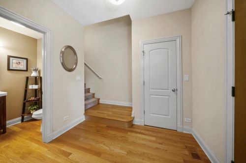 3920 Christiana Ave, Chicago, IL 60618-3317