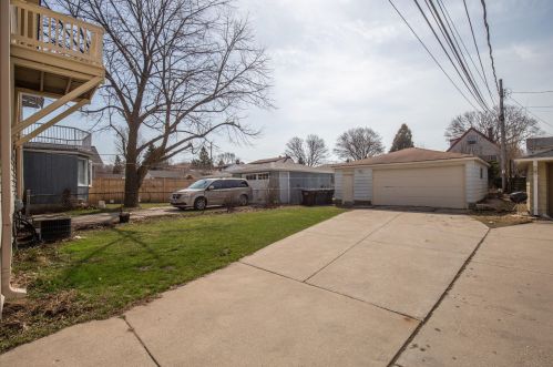 1835 Howard Ave, Milwaukee WI  53235-4096 exterior