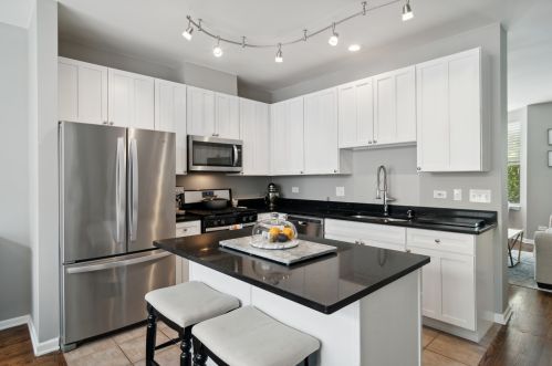 707 Blackhawk St, Chicago IL 60642-2510 exterior