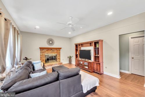 47 Crestwood Dr, Trenton NJ 08690-1936 exterior