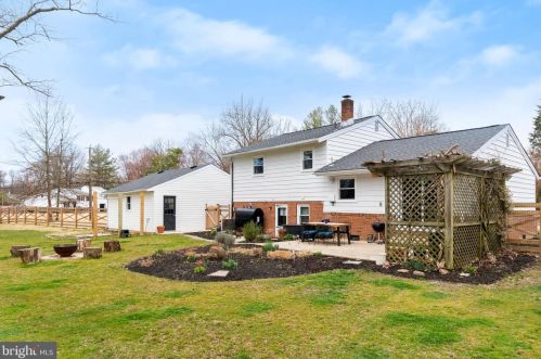 8901 Vly Frg Dr, Alexandria VA exterior