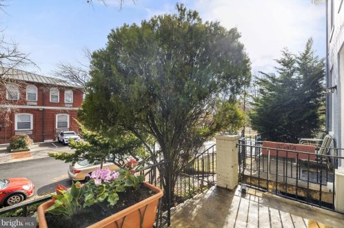 431 5th St, Washington, DC 20003-2052