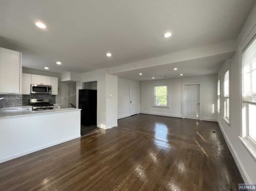 683 Ctr Ave, River Edge NJ 07661-2409 exterior