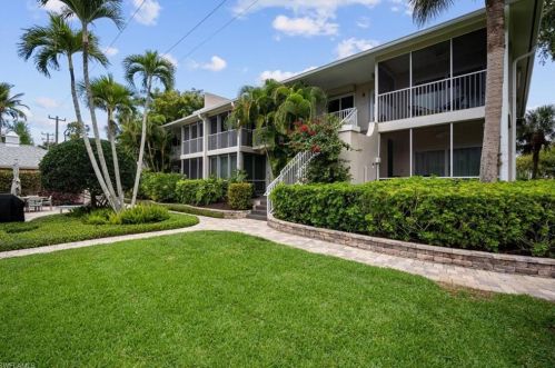 654 7th Ave, Naples, FL 34102-6738