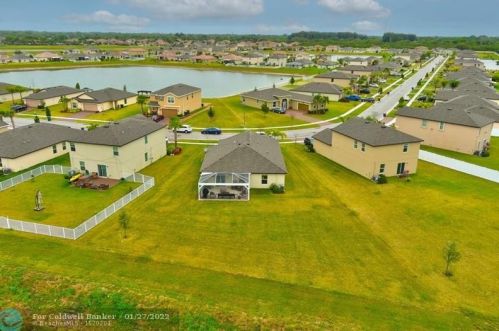 916 Bent Creek Dr, Fort Pierce FL  34947-1330 exterior