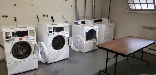 1184 Middle Tpke, Manchester CT  06040-7913 exterior