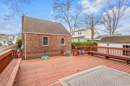 108 Fenimore St, Valley Stream NY 11580-3407 exterior