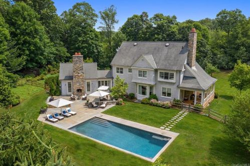 95 Round Hl Rd, Armonk NY 10504-2822 exterior