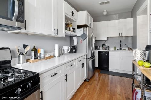 2212 Sunnyside Ave, Chicago IL 60630-3925 exterior