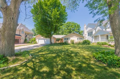 1065 Prairie Ave, Naperville, IL 60540-6822