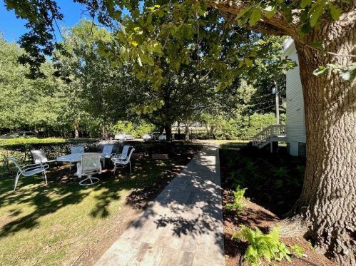 446 Bellevue Ave, Middletown RI 02840-4113 exterior