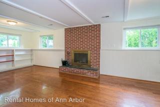 2087 Yorktown Dr, Ann Arbor MI  48105-1542 exterior