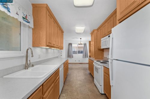 3948 Majestic Dr, Concord CA  94519-1214 exterior