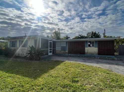 2140 Estey Ave, Naples FL 34104-4276 exterior