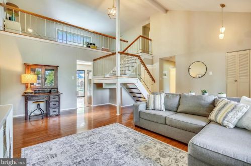 6826 Vantage Dr, Alexandria, VA 22306-1242